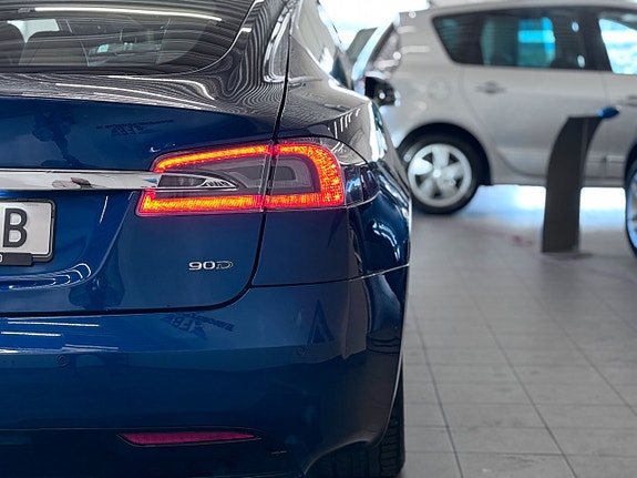 Tesla Model S 15 of 18