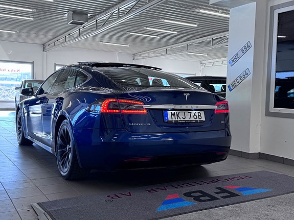 Tesla Model S 17 of 18
