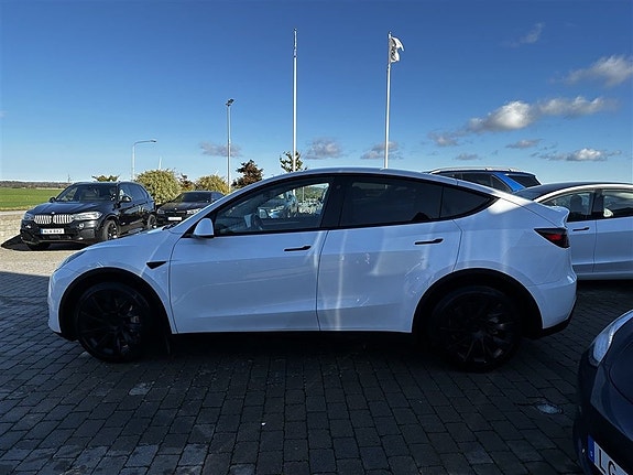 Tesla Model Y 3 of 6