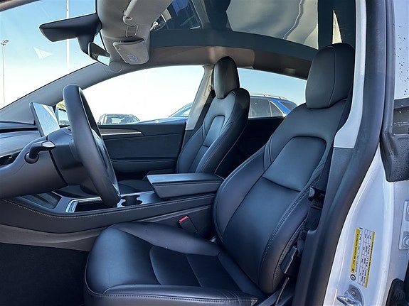 Tesla Model Y 5 of 6