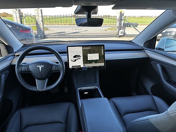 Tesla Model Y 4 of 6