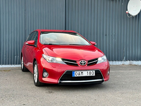 Toyota Auris 2 of 5