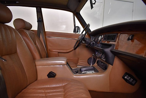 Jaguar XJ 10 of 16