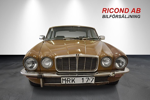 Jaguar XJ 8 of 16