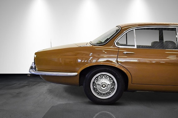 Jaguar XJ 3 of 16