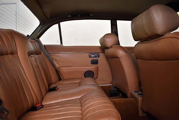 Jaguar XJ 12 of 16
