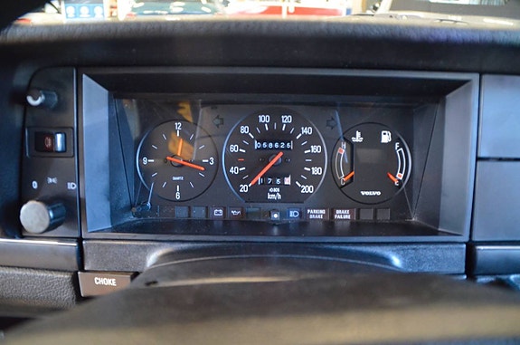 Volvo 244 21 of 23