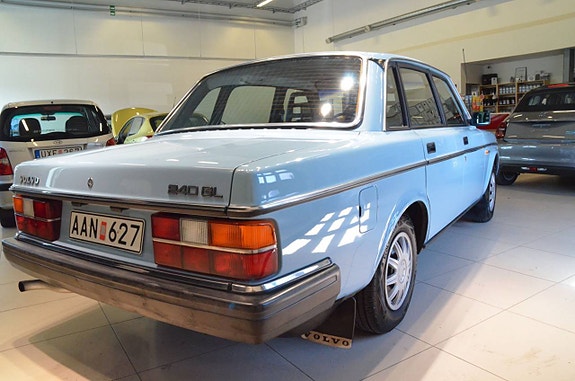 Volvo 244 7 of 23