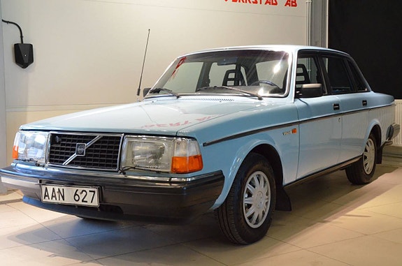 Volvo 244 6 of 23