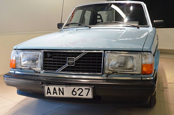 Volvo 244 2 of 23