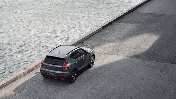 Volvo EX40 8 of 17