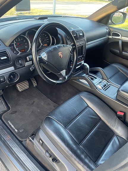 Porsche Cayenne S 8 of 14