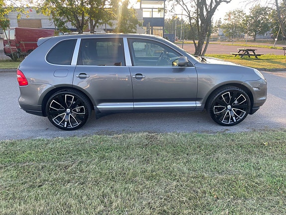 Porsche Cayenne S 6 of 14