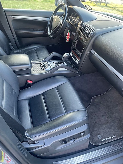 Porsche Cayenne S 10 of 14
