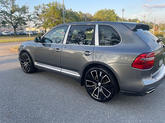 Porsche Cayenne S 3 of 5