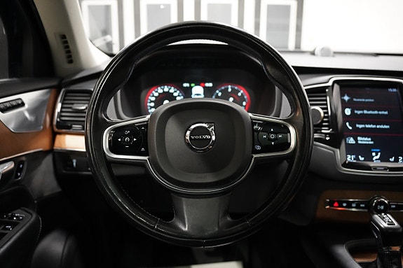 Volvo XC90 16 of 30