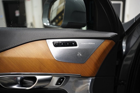 Volvo XC90 10 of 30
