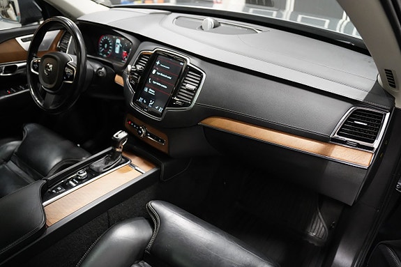 Volvo XC90 13 of 30