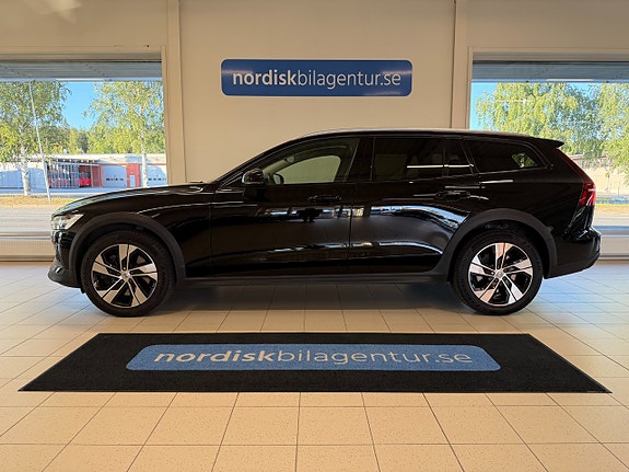 Volvo V60 Cross Country 2 of 5