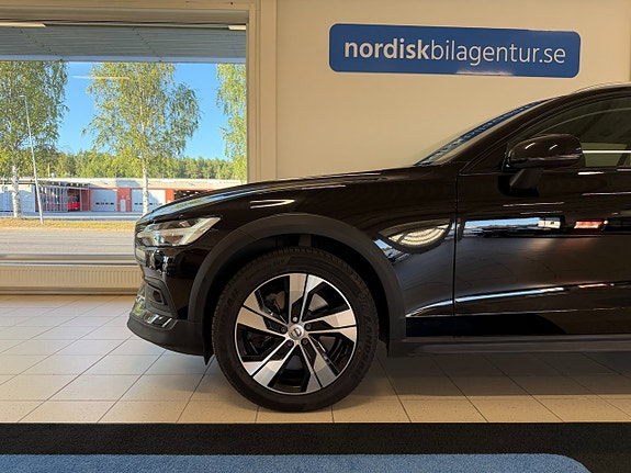 Volvo V60 Cross Country 4 of 5