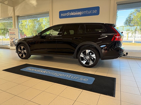 Volvo V60 Cross Country 3 of 5