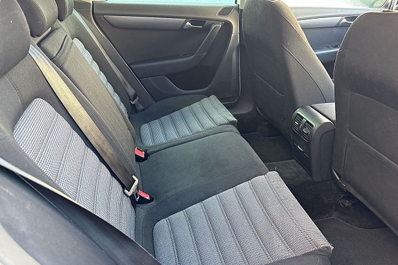 Volkswagen Passat 13 of 27
