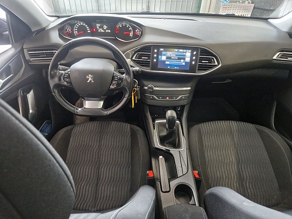 Peugeot 308 8 of 16