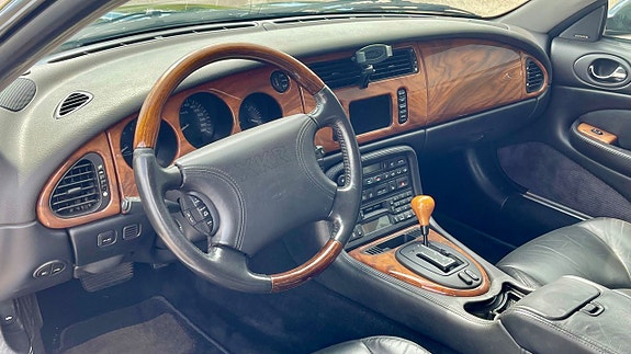 Jaguar XK 12 of 17