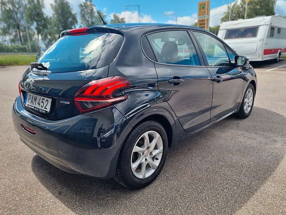 Peugeot 208 3 of 5