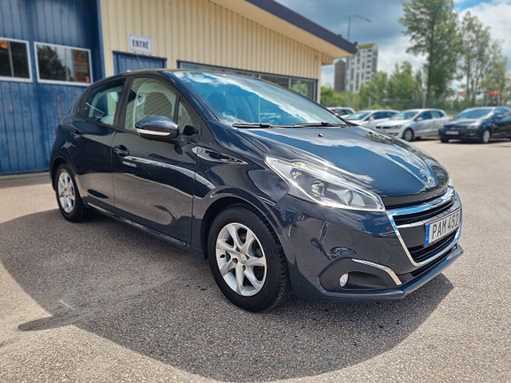 Peugeot 208 2 of 5