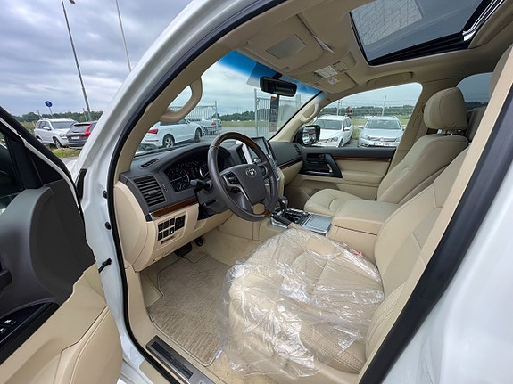 Toyota Land Cruiser 11 of 23