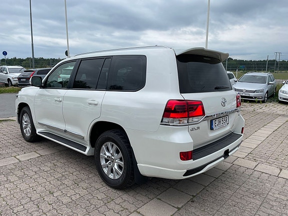 Toyota Land Cruiser 2 of 5