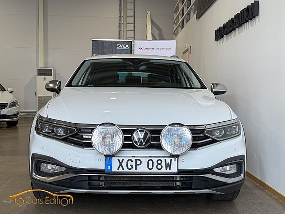 Volkswagen Passat Alltrack 2 of 5