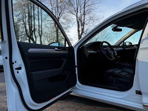 Volkswagen Passat 10 of 28