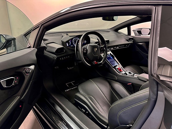 Lamborghini Huracan 3 of 5
