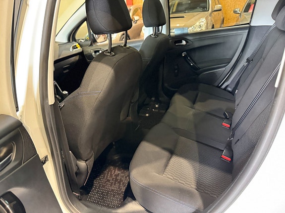 Peugeot 208 14 of 15