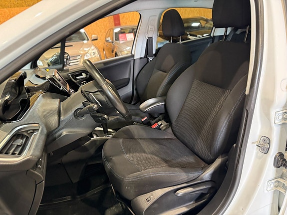 Peugeot 208 8 of 15