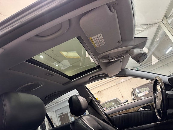 Mercedes-Benz E320 17 of 28