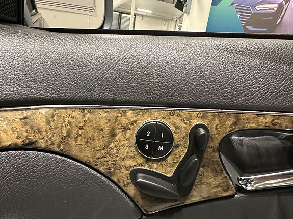 Mercedes-Benz E320 18 of 28