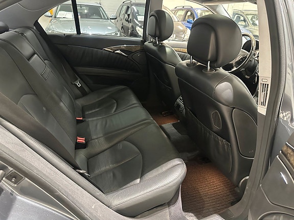 Mercedes-Benz E320 13 of 28
