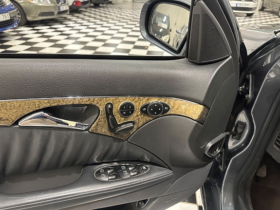 Mercedes-Benz E320 19 of 28