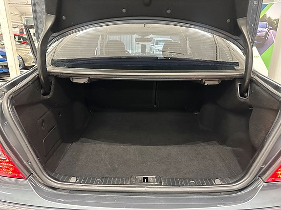 Mercedes-Benz E320 27 of 28