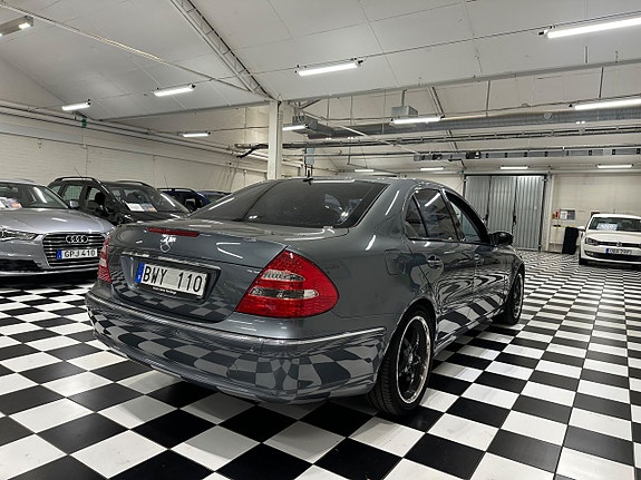 Mercedes-Benz E320 4 of 5