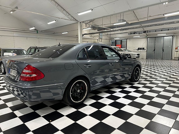 Mercedes-Benz E320 9 of 28