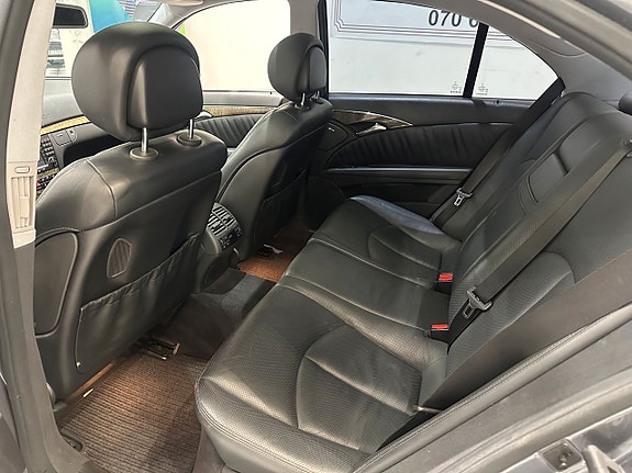 Mercedes-Benz E320 26 of 28