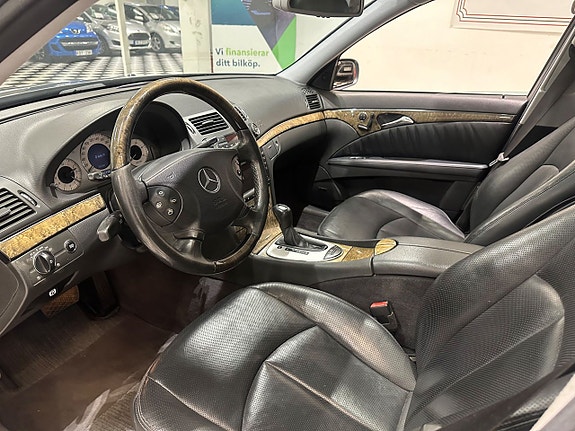 Mercedes-Benz E320 14 of 28