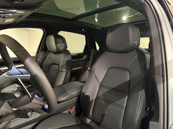 Porsche Cayenne 11 of 16