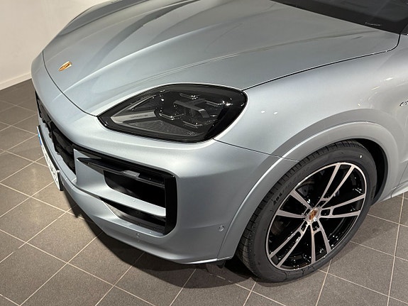 Porsche Cayenne 8 of 16