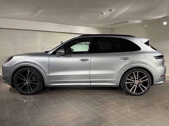 Porsche Cayenne 4 of 5