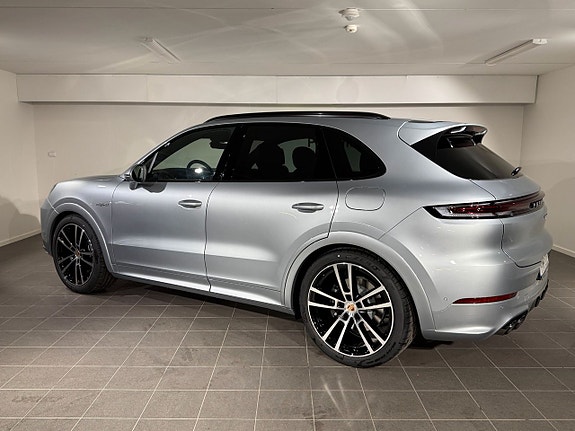 Porsche Cayenne 2 of 5